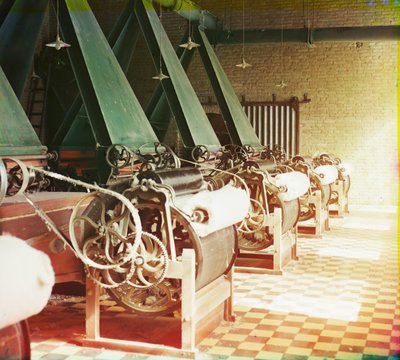 Interieur van een katoentextielfabriek met machines die katoendraad produceren, waarschijnlijk in Tasjkent, 1905-1915 door Sergey Prokudin Gorsky